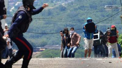 Estudiantes se enfrentaron a la policía en Táchira durante una protesta por el freno al revocatorio. AFP.