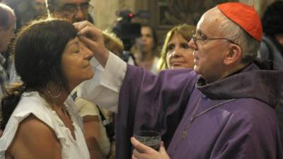Las cenizas que se utilizan se obtienen quemando las palmas usadas el Domingo de Ramos del año anterior.
