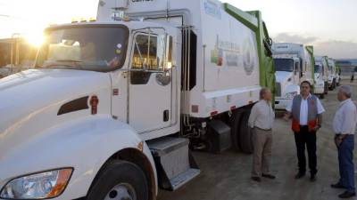 Los ejecutivos de la compañía Sulambiente presentaron el equipo a las autoridades municipales en el plantel ubicado en El Polvorín. foTO melvin cubas