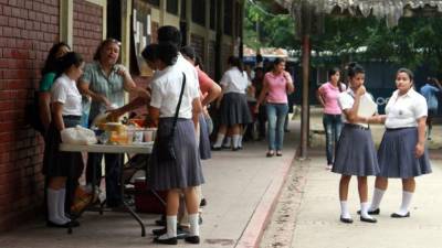 Estudiantes del Reyes mientras alfabetizaban durante el Trabajo Social este año.