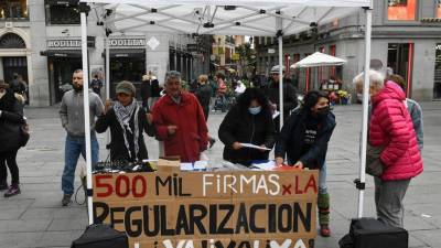 Puesto montado por el movimiento #RegularizaciónYa para la recogida de firmas en favor de la regularización de 500 mil personas migrantes en situación administrativa irregular en España.