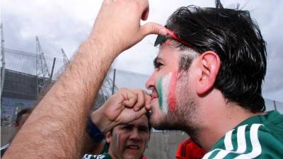 Foto ilustrativa de los aficionados mexicanos han llegado al Estadio Castelao con sombreros, máscaras y caras pintadas.