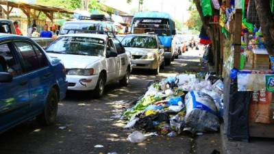 En la 6 Calle, 4 Avenida del barrio Concepción hay promontorios de basura tirados en las vías.