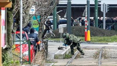 Un artificiero se aproxima a un paquete sospechoso durante una operación antiterrorista cerca de Mezier, en Bruselas (Bélgica) ayer. EFE