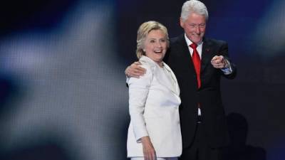 Hillary y Bill Clinton ganaron 10 millones de dólares dando discursos alrededor del mundo.