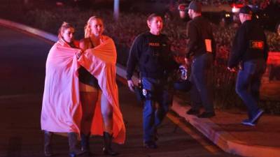 Un hombre armado abrió fuego la noche del miércoles en un abarrotado bar cerca de Los Ángeles, matando a 12 personas antes de morir, informaron las autoridades locales.