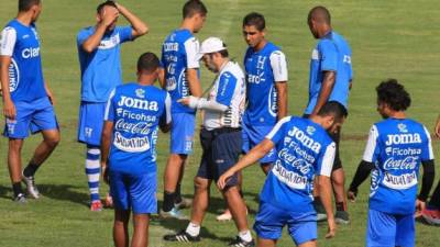 Gilberto Arenas, preparador físico, pule a los jugadores de la Bicolor.