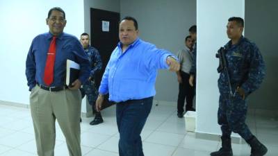 El imputado al centro con camisa azul.