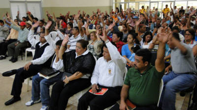 Levantando la mano, los progreseños que asistieron al cabildo abierto aprobaron un plan de seguridad para el municipio.