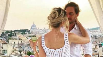 El exjugador italiano Francesco Totti ha presentado finalmente a su nueva novia tras las impactantes confesiones que brindó días atrás sobre su exesposa.