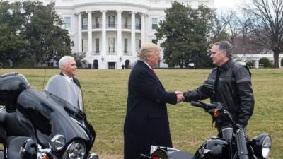 Trump recibió al CEO de Harley Davidson, Matthew Levatich, en la Casa Blanca el año pasado./AFP archivo.
