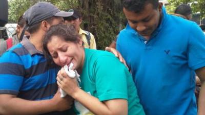Familiares de José Dilver Álvarez (42) lloran su muerte en la morgue de Medicina Forense de San Pedro Sula.