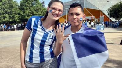 Un porteño llegó junto a su pareja estadounidense al BBVA Compass Stadium para esperar el duelo de Honduras ante Panamá por la Copa Oro y contaron su historia de amor.