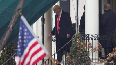 El presidente electo de los Estados Unidos, Donald J. Trump, sale hoy de la Blair House para asistir a un servicio religioso en una iglesia frente a la Casa Blanca, en Washington, EUA. EFE