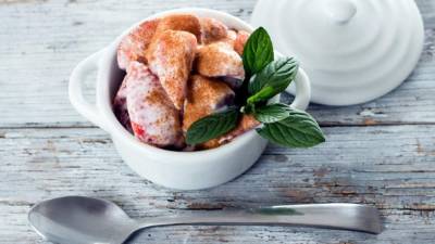 Servir las fresas con canela en polvo.