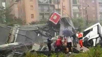 Rescatistas buscan sobrevivientes bajo los escombros del gigantesco puente en Génova./EFE.