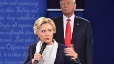 En pleno debate, Hillary Clinton y Donald Trump en el segundo debate presidencial previo a las elecciones de noviembre.