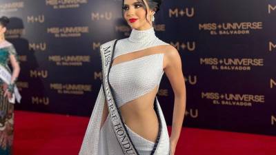 La representante de Honduras, Zu Clemente, al arribar a la cena de bienvenida de las concursantes.