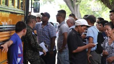 Todos los días, la fuerza Xatruch hace inspecciones en autobuses para evitar la circulación de armas y drogas. Fotos: Melvin Cubas