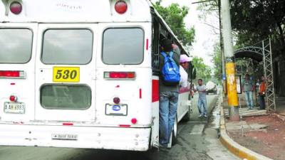 Por llegar pronto, usuarios hasta se guindan de los buses. Fotos: Andro Rodríguez.