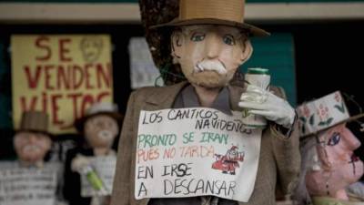 NICARAGUA. Un viejo que casi se va. Varios muñecos artesanales en la fábrica “Casa de los Viejos” en Managua para la quema de fin de año. Fotos: EFE