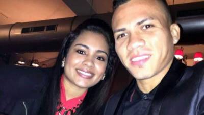 Vanessa Oliva junto a su esposa asesinado, el futbolista Arnold Peralta .