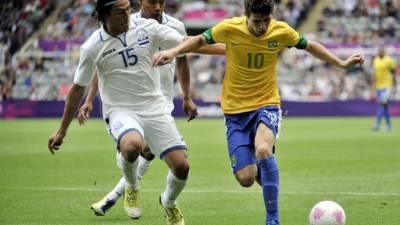 El catracho Roger Espinoza se verá nuevamente las caras con Oscar de Brasil.