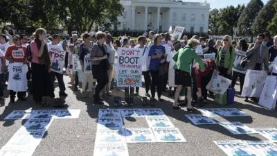 Personas sostienen banderas estadounidenses y centroamericanas y gritan consignas “Salvemos al TPS”, durante una manifestación el pasado martes.