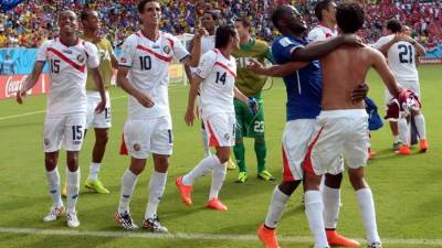Los jugadores ticos celebrando la victoria ante Italia.