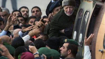 El entonces líder palestino Yasser Arafat en un helicóptero militar jordano, en la ciudad de Ramala, a su salida hacia París, donde recibiría tratamiento médico. EFE/Archivo