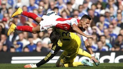 El guardameta Thibaut Courtois salió del campo y fue trasladado al hospital debido al choque frente a Alexis Sánchez.