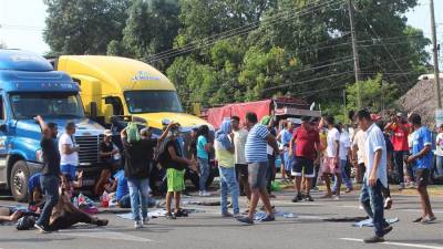 Migrantes centroamericanos bloquearon este martes, una carretera en la ciudad de Tapachula en el estado de Chiapas (México).