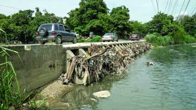 Así está la plancha del vado y el puente en el sector de Jucutuma. Fotos: Amílcar Izaguirre.