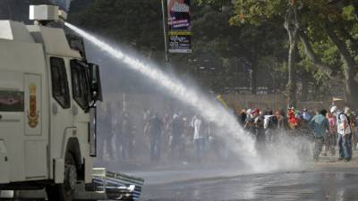 Con chorros de agua fueron dispersados los estudiantes.