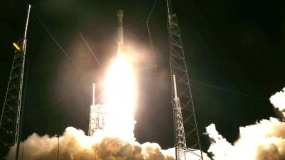 El cohete United Launch Alliance Atlas V, coronado por una nave espacial Boeing CST-100 Starliner, despega de la plataforma. AFP