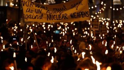 Noruega. Marcha Antinuclear. Miles de noruegos exigieron a su Gobierno firmar el Tratado Mundial contra las Armas Nucleares.