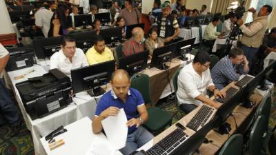 Según el quinto boletín de resultados divulgado este martes por el TSE, el candidato del gobernante Partido Nacional, Juan Orlando Hernández, se mantiene en primer lugar con el 34.08 % de los votos, cuando se ha escrutado el 70%.