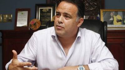 El alcalde de San Pedro Sula, Armando Calidonio, fue requerido en el aeropuerto internacional de Houston, Texas por asuntos migratorios.