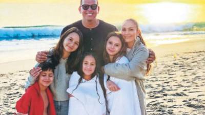 El exbeisbolista Alex Rodríguez compartió en su Instagram esta linda foto en la playa junto con sus hijas, su novia JLO y los mellizos de la Diva del Bronx, Max y Emme.