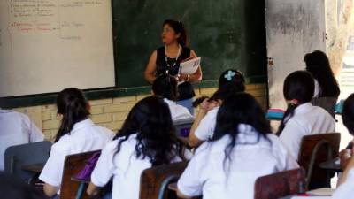 Docente del Reyes dando clases. Foto: Yoseph Amaya.