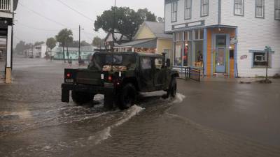 Las calles permanecen inundadas por las fuertes lluvias en Cedar Key, Florida.