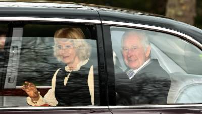 El rey Carlos y Camila llegaron este martes al Palacio de Bukingham tras pasar una semana en Sandringham.
