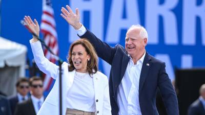 El candidato demócrata a la vicepresidencia de EEUU, Tim Walz, junto a Kamala Harris.