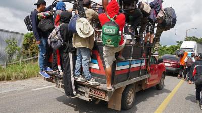 Migrantes centroamericanos fueron registrado este domingo al subirse a camiones.