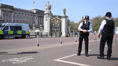 Policías resguardando el Palacio de Buckingham previo a la histórica coronación.