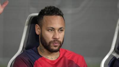 Neymar tiene un contrato en vigor de cuatro años a razón entre 30 y 40 millones de euros cada uno, según diversas fuentes.