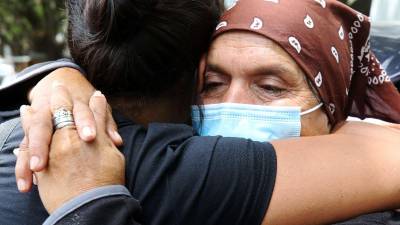 La madre José Romero Padilla en la morgue de Medicina Forense para retirar el cadáver.