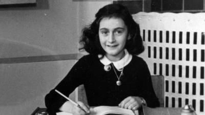 Ana Frank murió en un campo de concentración un año después de que los nazis descubrieran el apartamento donde estuvo escondida por dos años junto a su familia.