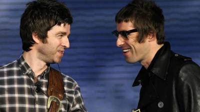 Noel y Liam compartieron anoche en sus respectivas cuentas de Instagram, así como en la página oficial de Oasis, un breve clip con un signo negro que recuerda al logo del grupo, en el que figura la fecha “27-08-24” y donde también se lee “8am”.