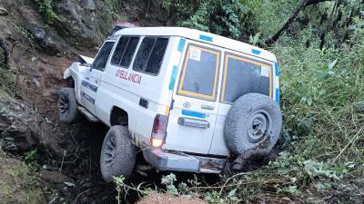 Así quedó la ambulancia tras caer a una hondonada en las “Vueltas de Chancaya”.